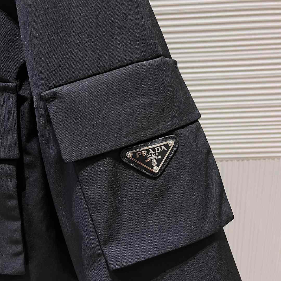 Pufferjacke mit Prada-Logo und Kapuze - EUR FASHION