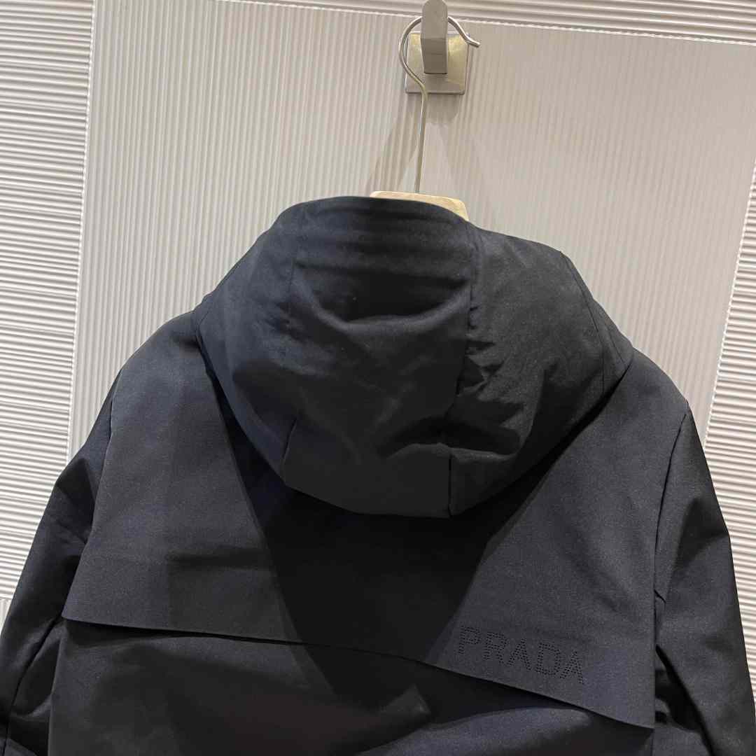 Pufferjacke mit Prada-Logo und Kapuze - EUR FASHION