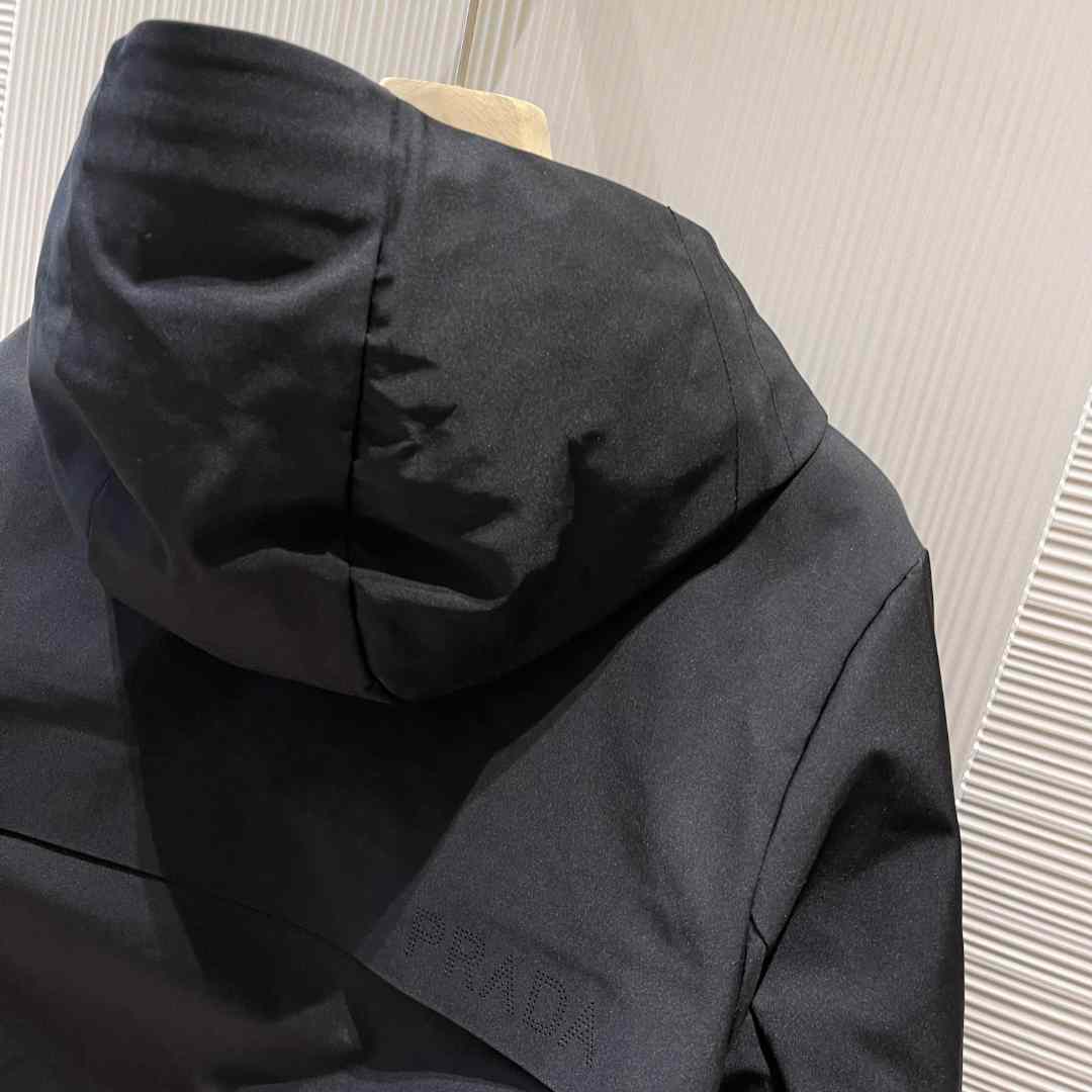 Pufferjacke mit Prada-Logo und Kapuze - EUR FASHION