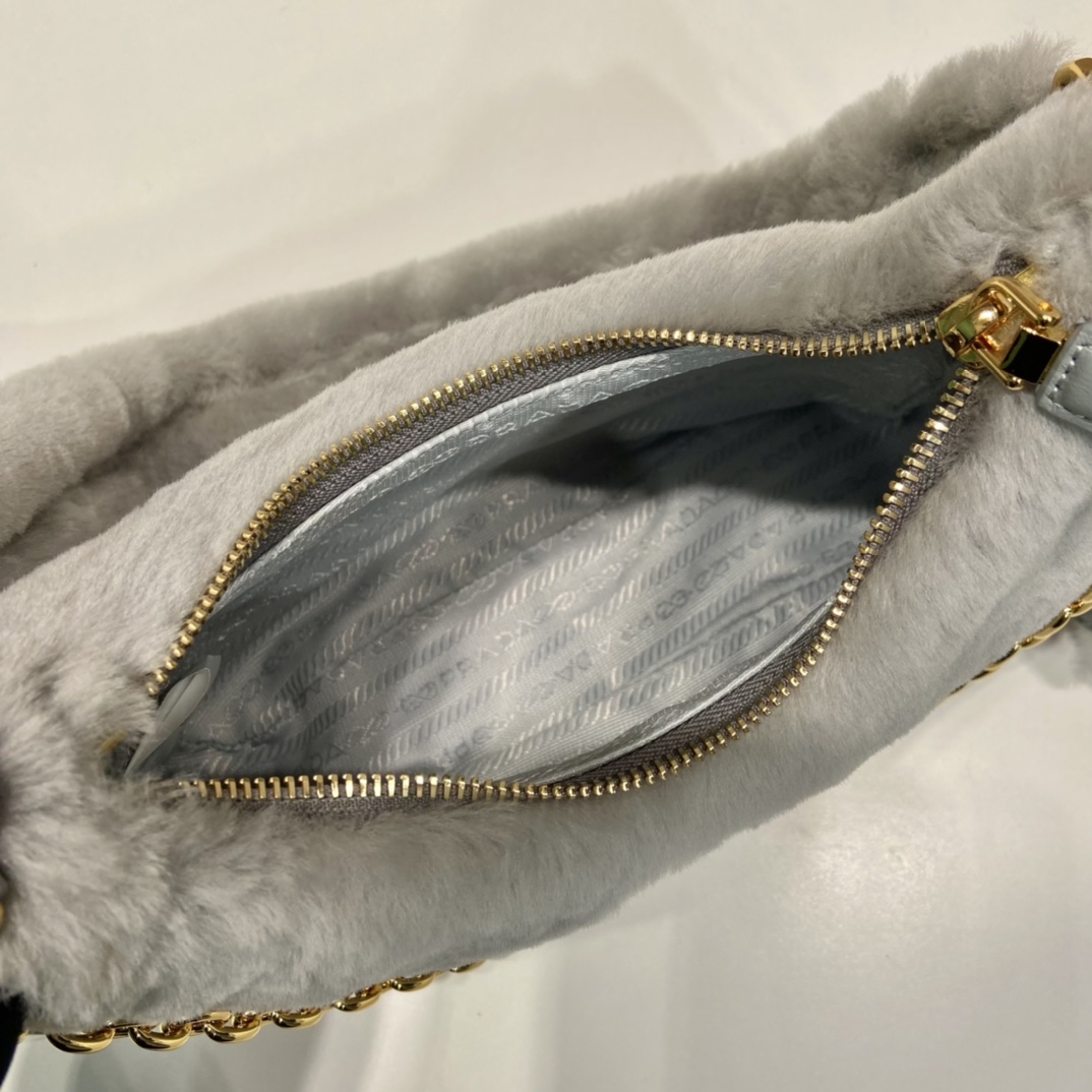 Mini-Tasche aus Lammfell von Prada (23–17–8 cm) - EUR FASHION