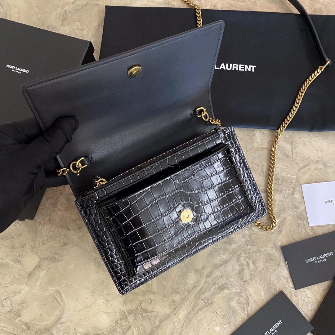 Saint Laurent Sunset Chain-Geldbörse aus glänzendem Leder mit Krokodilprägung - EUR FASHION
