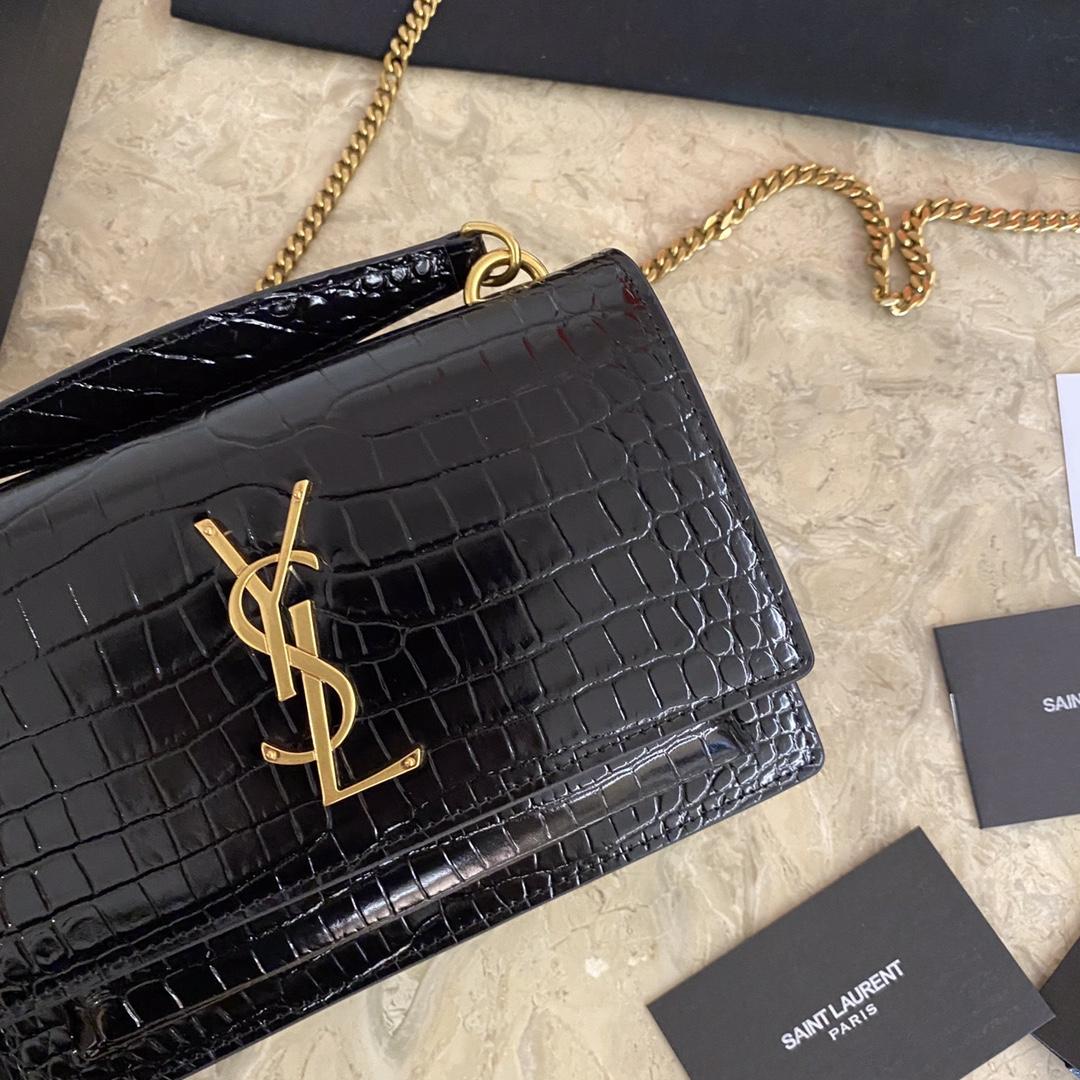 Saint Laurent Sunset Chain-Geldbörse aus glänzendem Leder mit Krokodilprägung - EUR FASHION