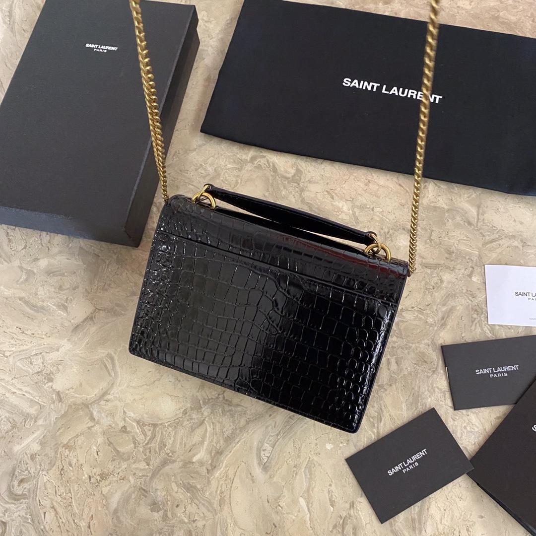 Saint Laurent Sunset Chain-Geldbörse aus glänzendem Leder mit Krokodilprägung - EUR FASHION