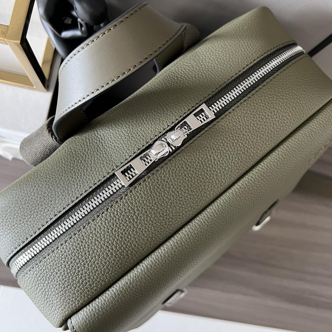Loewe Militärrucksack aus weichem, genarbtem Kalbsleder - EUR FASHION