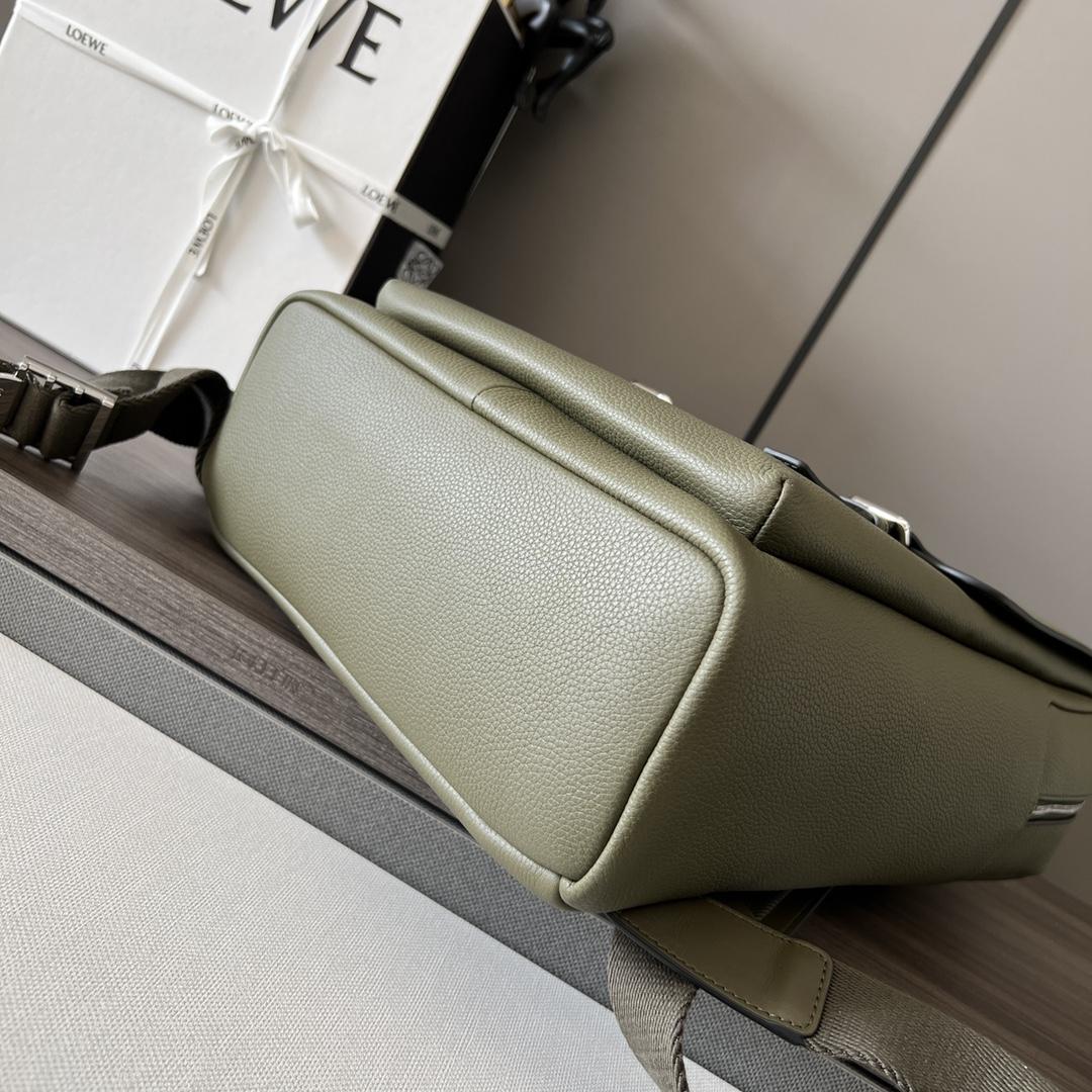 Loewe Militärrucksack aus weichem, genarbtem Kalbsleder - EUR FASHION