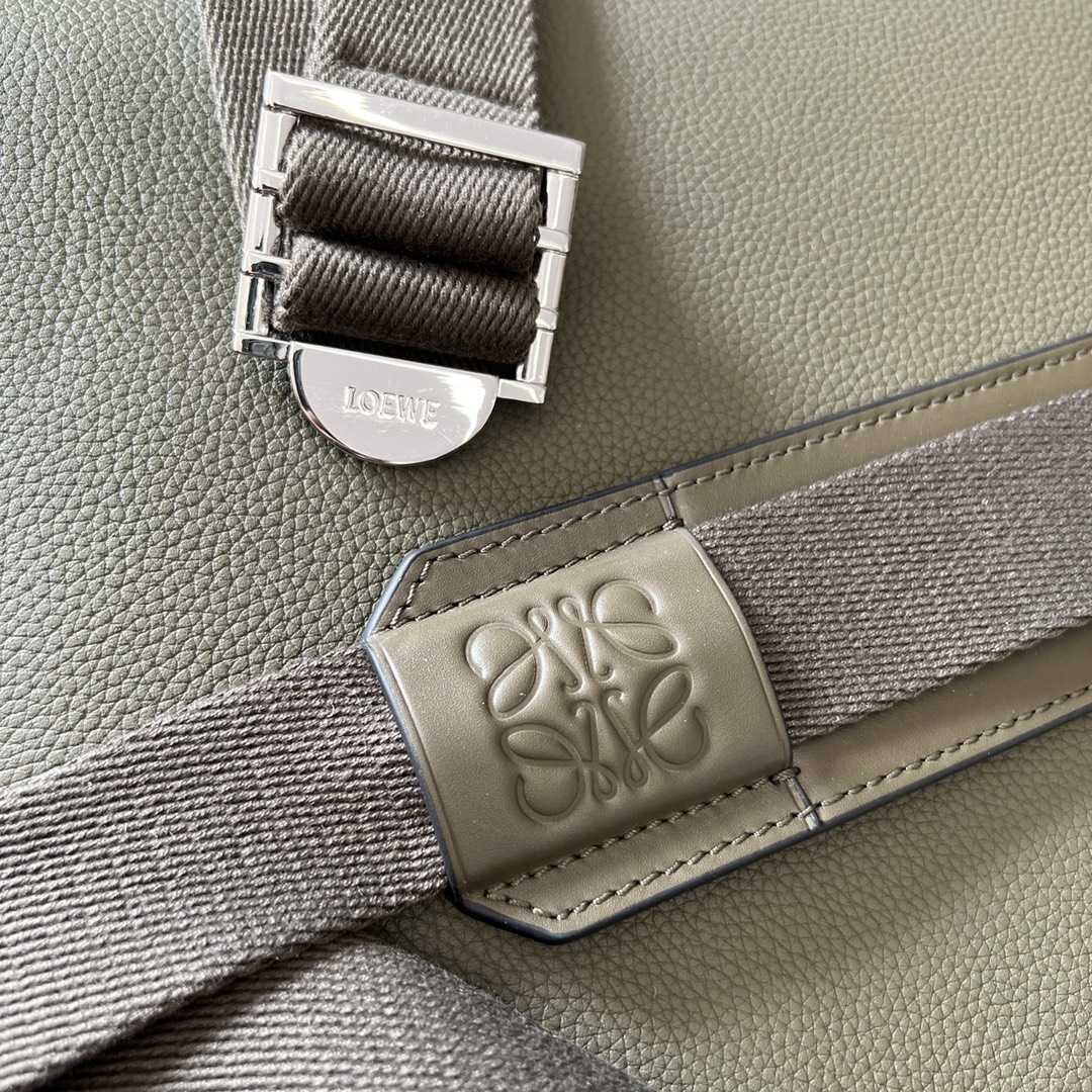 Loewe Militärrucksack aus weichem, genarbtem Kalbsleder - EUR FASHION