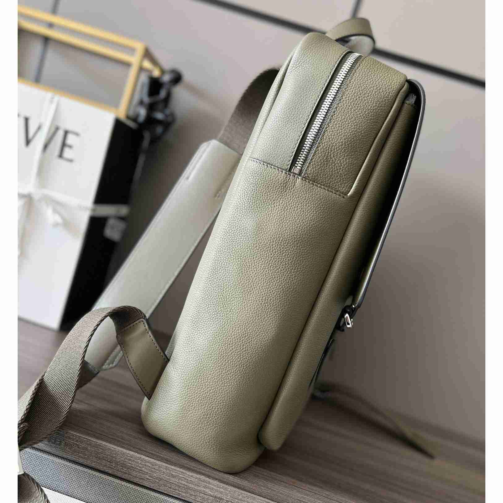 Loewe Militärrucksack aus weichem, genarbtem Kalbsleder - EUR FASHION