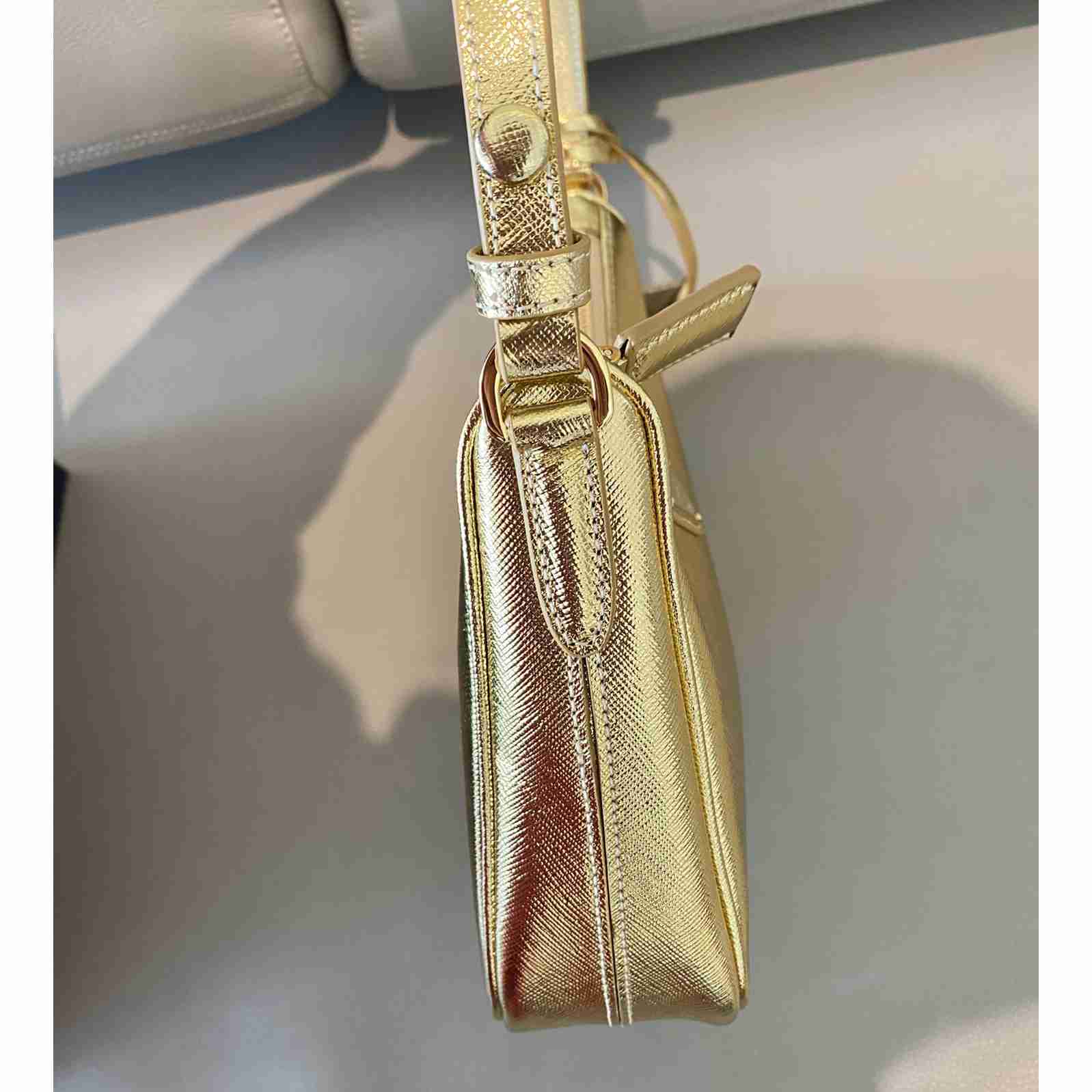 Prada Minitasche aus Saffiano-Leder (23–17–6,5 cm) - EUR FASHION