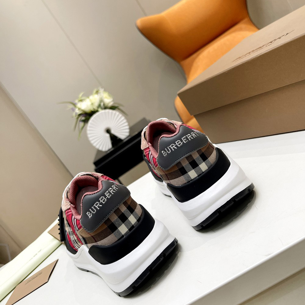 Burberry Vintage-Sneaker mit Kontrastkaro und Leder - EUR FASHION