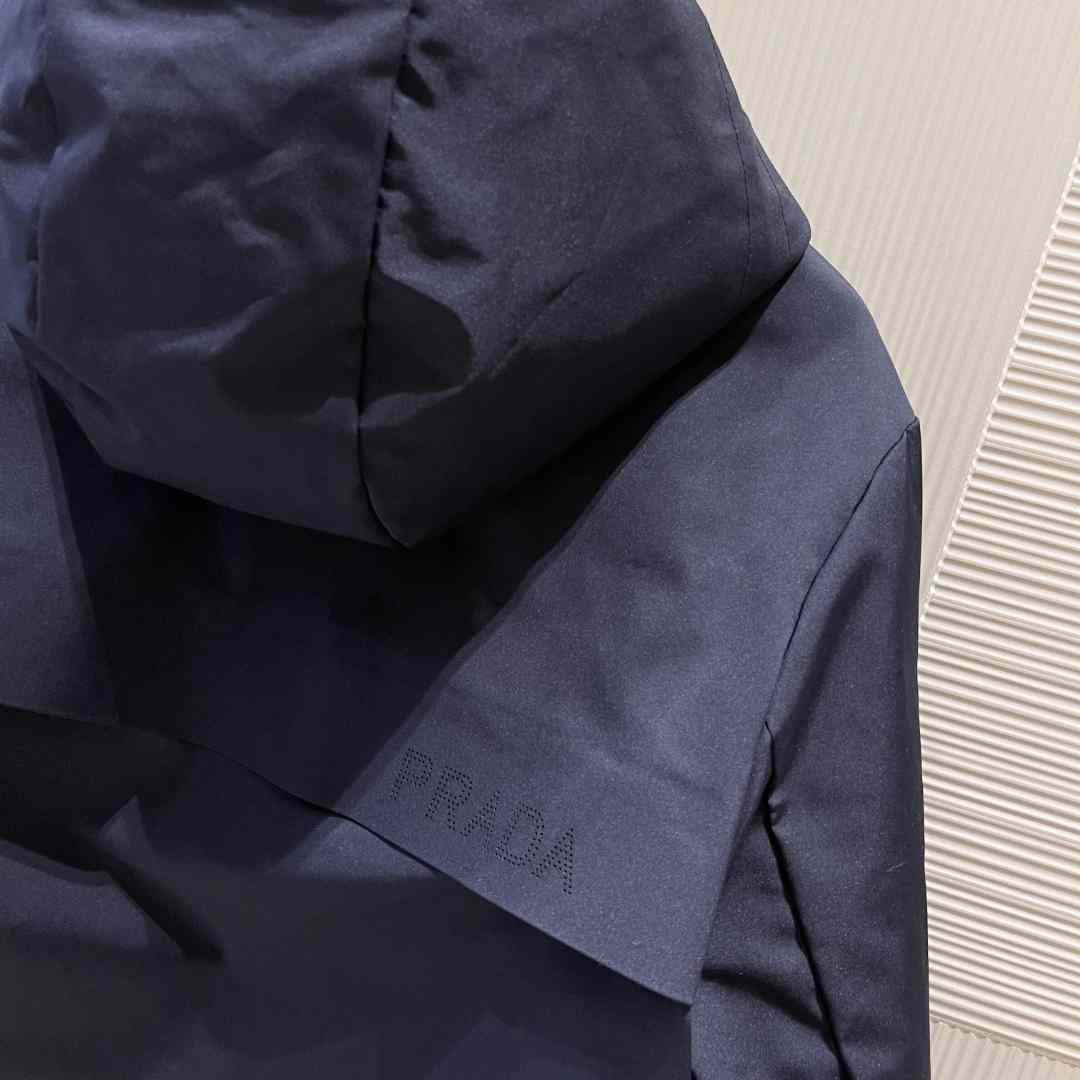 Pufferjacke mit Prada-Logo und Kapuze - EUR FASHION