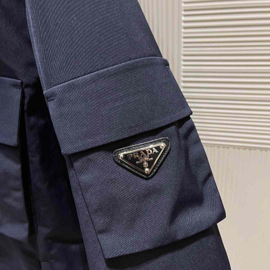 Pufferjacke mit Prada-Logo und Kapuze - EUR FASHION