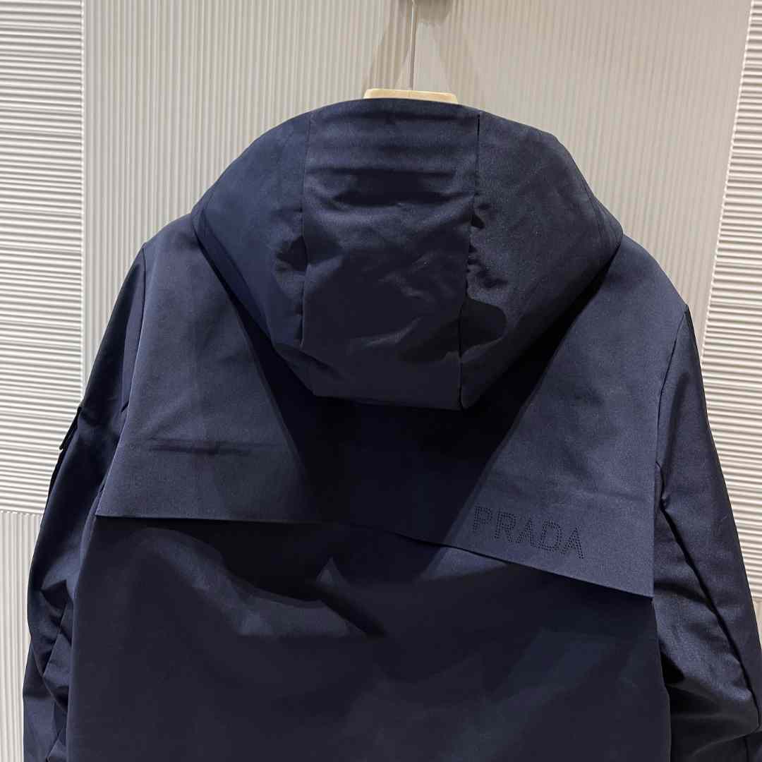 Pufferjacke mit Prada-Logo und Kapuze - EUR FASHION