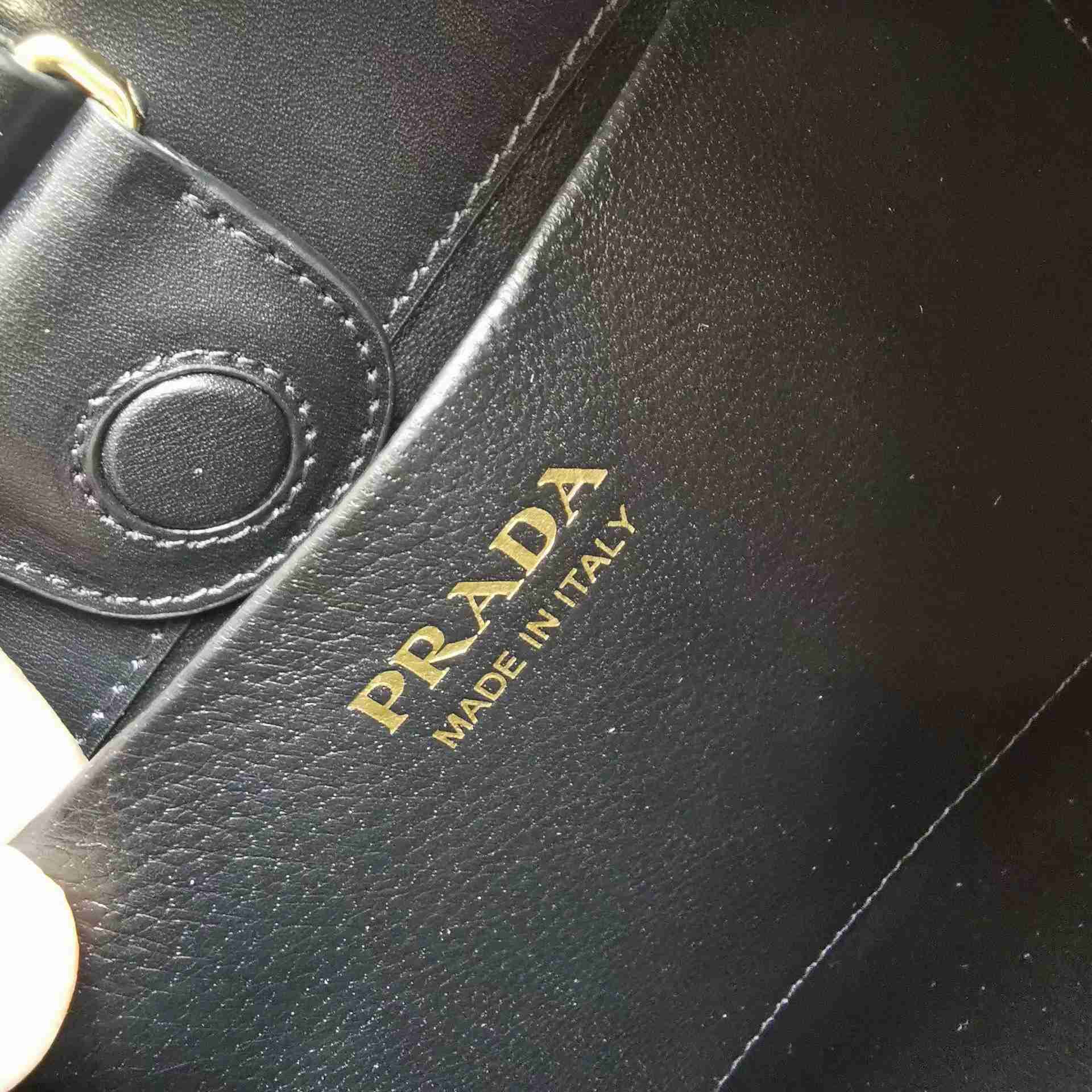 Prada Prada Cleo Umhängetasche aus gebürstetem Leder (27-20-7 cm) - EUR FASHION