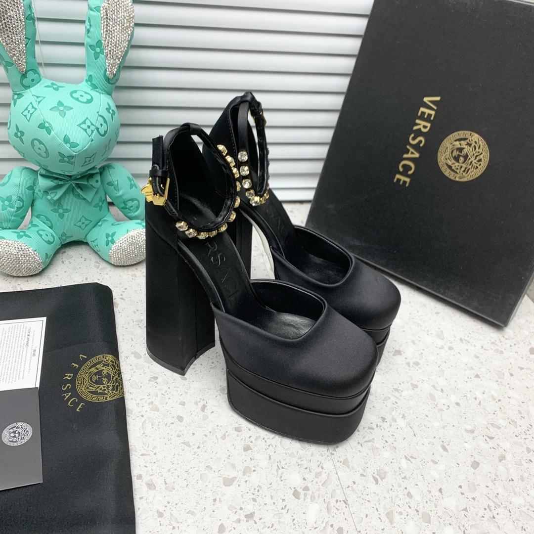 Versace Medusa Aevitas Satin-Plateaupumps - EUR FASHION