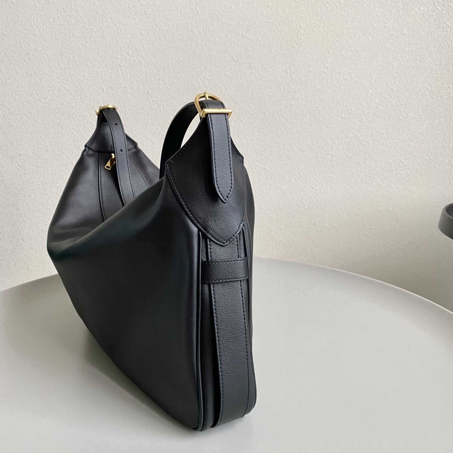 Celine Large Romy aus geschmeidigem Kalbsleder in Schwarz - EUR FASHION