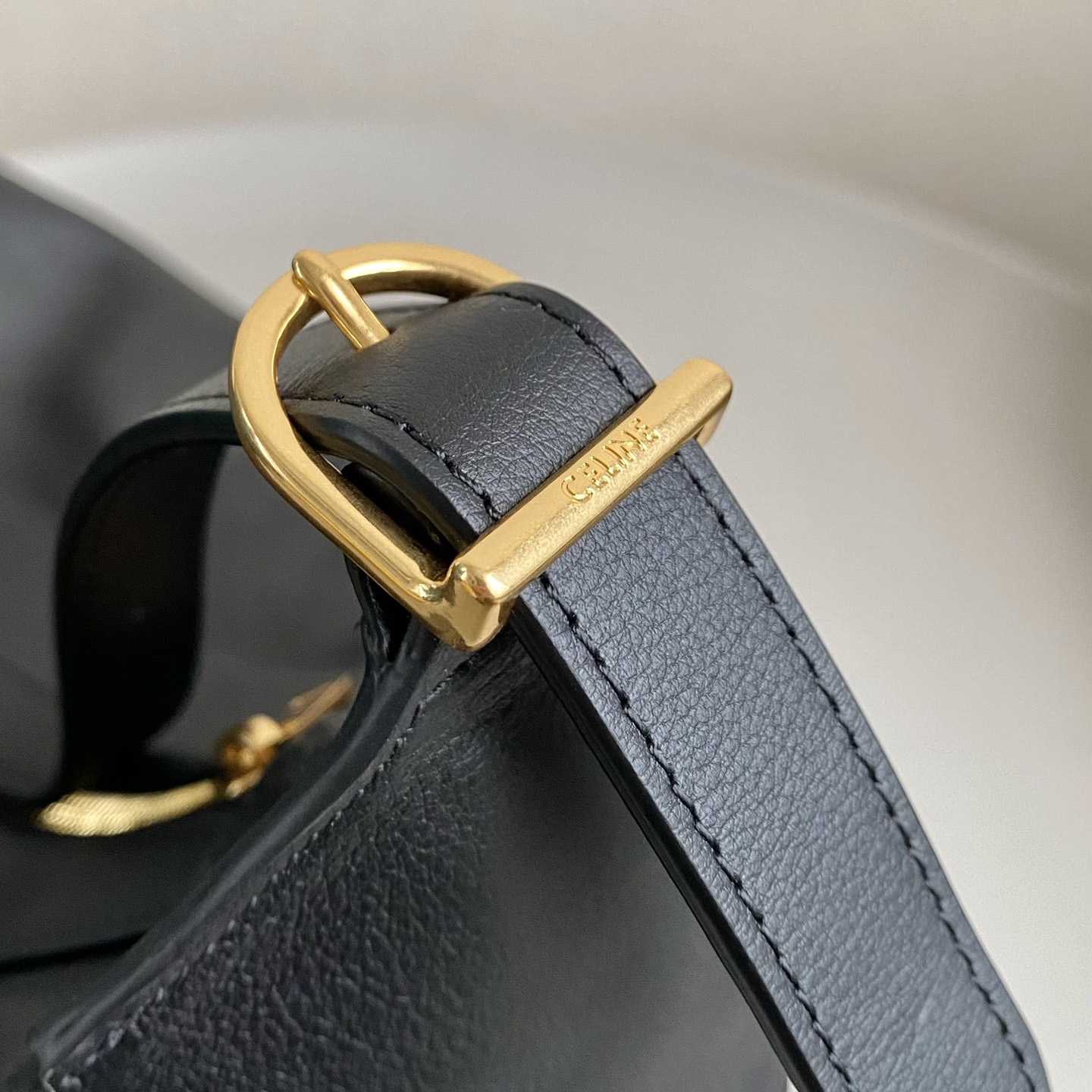 Celine Large Romy aus geschmeidigem Kalbsleder in Schwarz - EUR FASHION