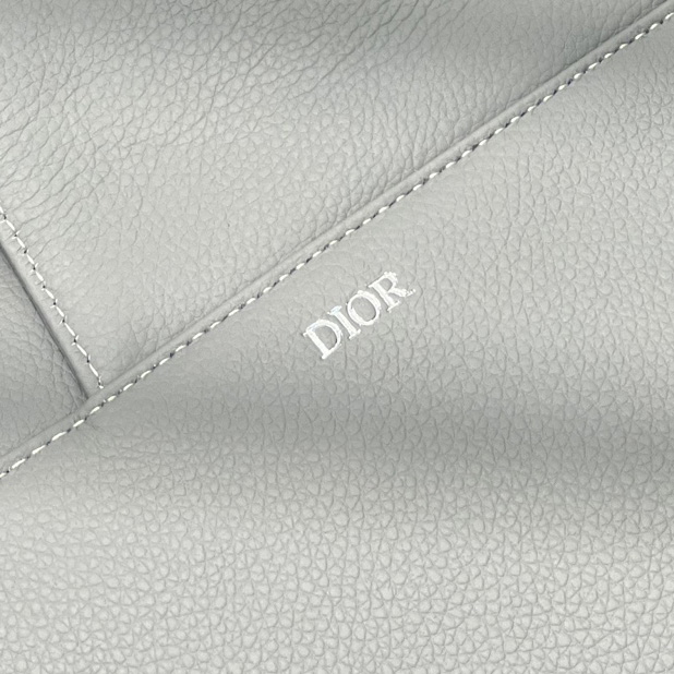 Dior Satteltasche Dior Grau genarbtes Kalbsleder mit Christian Dior 1947 Signatur (26 x 19 x 4,5 cm) - EUR FASHION