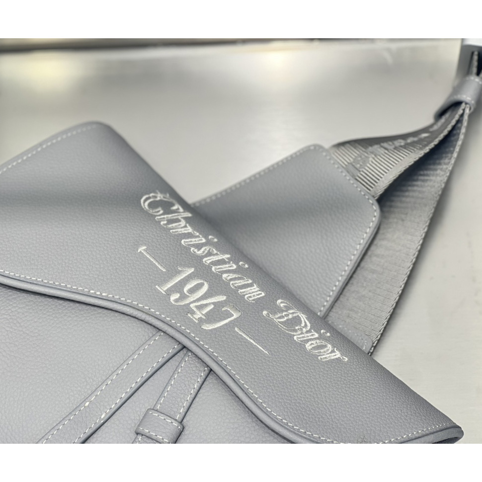 Dior Satteltasche Dior Grau genarbtes Kalbsleder mit Christian Dior 1947 Signatur (26 x 19 x 4,5 cm) - EUR FASHION