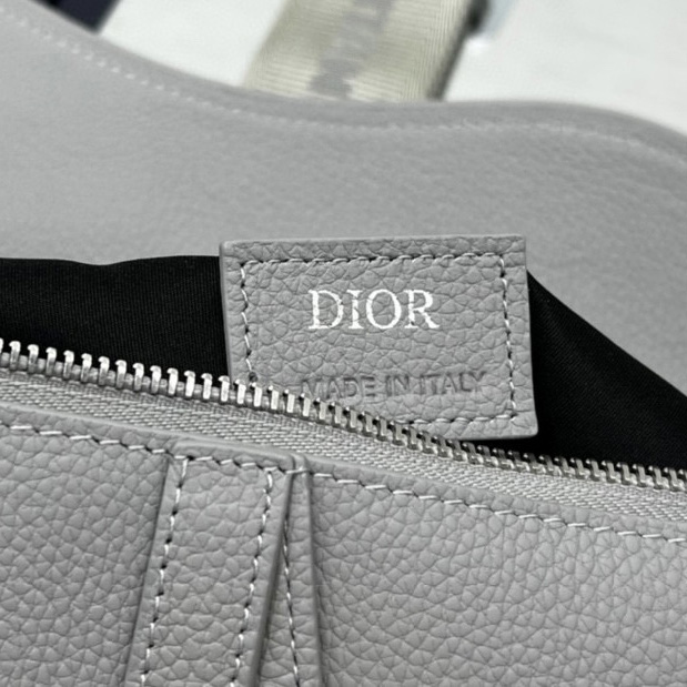 Dior Satteltasche Dior Grau genarbtes Kalbsleder mit Christian Dior 1947 Signatur (26 x 19 x 4,5 cm) - EUR FASHION