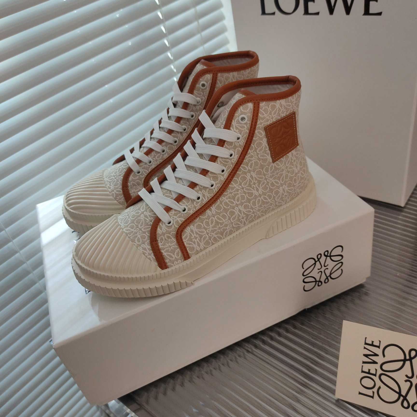 Loewe Anagram High-Top-Sneaker aus Canvas - EUR FASHION