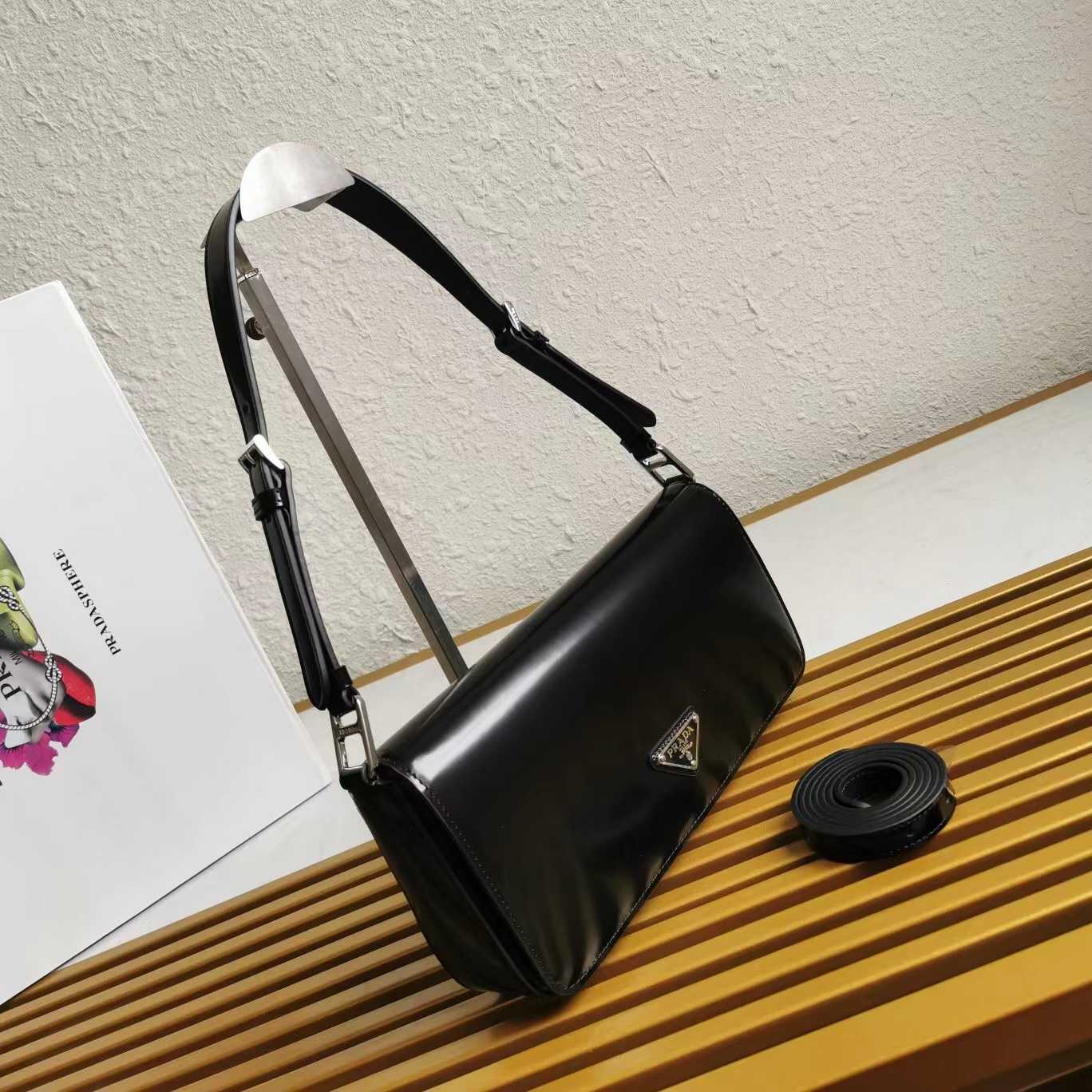 Prada Femme-Tasche aus gebürstetem Leder - EUR FASHION