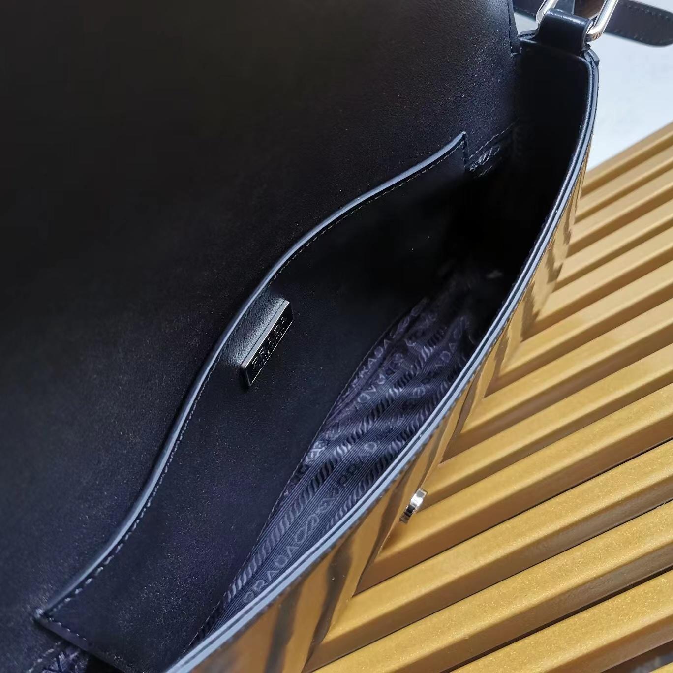 Prada Femme-Tasche aus gebürstetem Leder - EUR FASHION