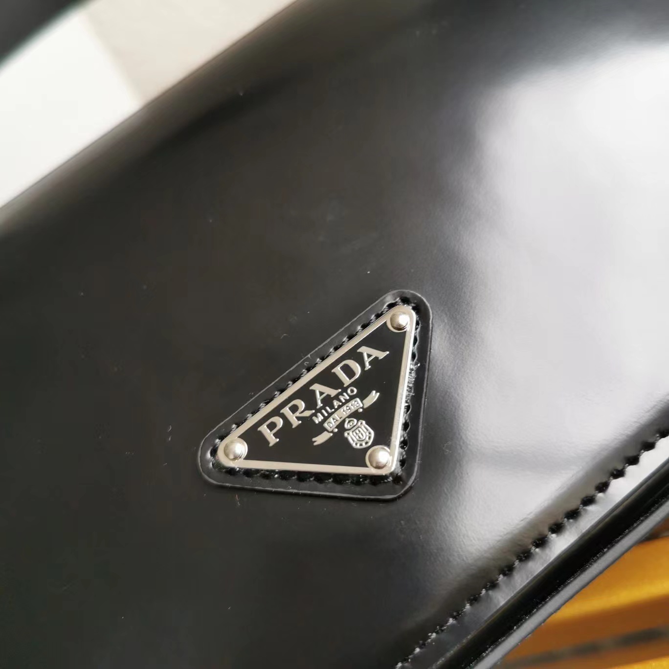 Prada Femme-Tasche aus gebürstetem Leder - EUR FASHION