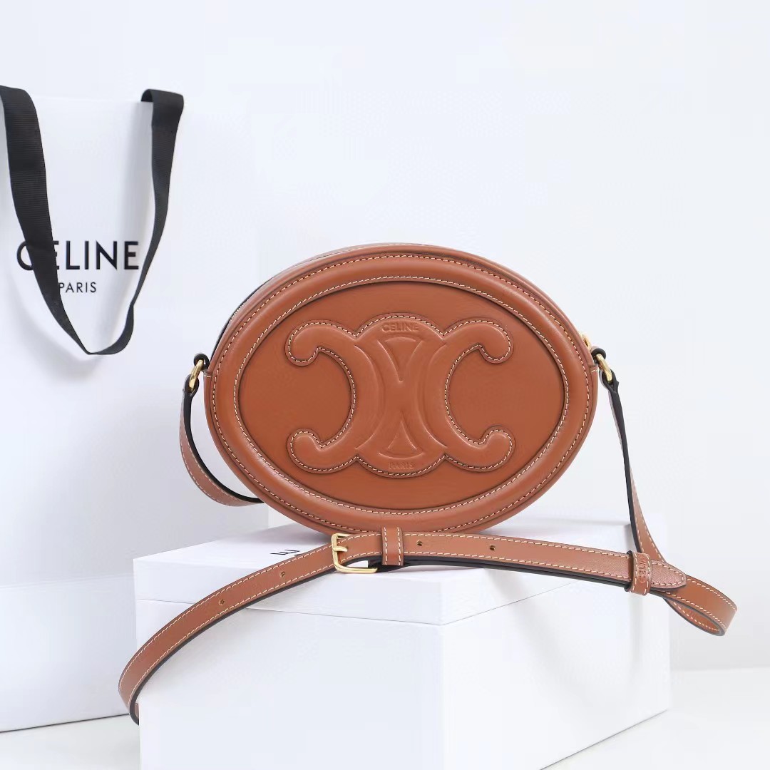 Celine Ovale Tasche Cuir Triomphe aus glattem Kalbsleder in Hellbraun - EUR FASHION