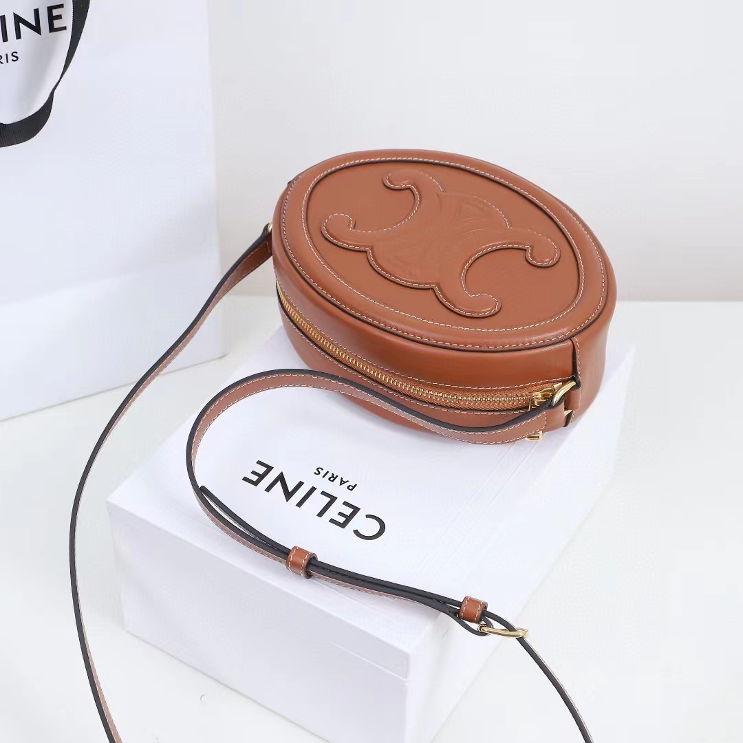 Celine Ovale Tasche Cuir Triomphe aus glattem Kalbsleder in Hellbraun - EUR FASHION