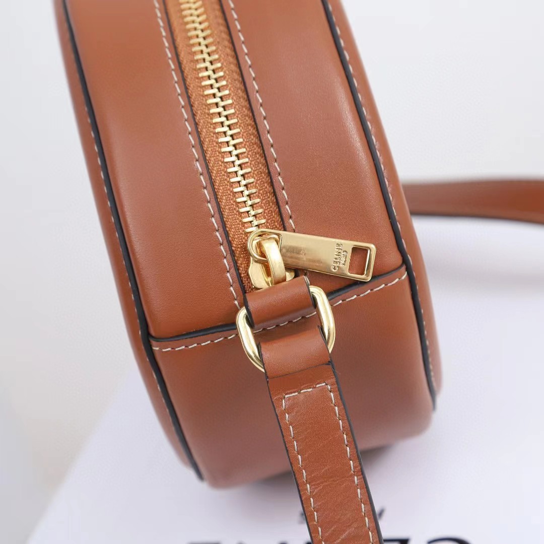 Celine Ovale Tasche Cuir Triomphe aus glattem Kalbsleder in Hellbraun - EUR FASHION