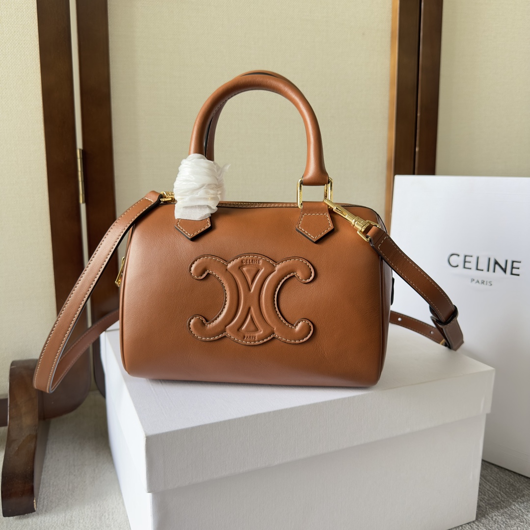 Celine Small Boston Cuir Triomphe aus glattem, hellbraunem Kalbsleder - EUR FASHION