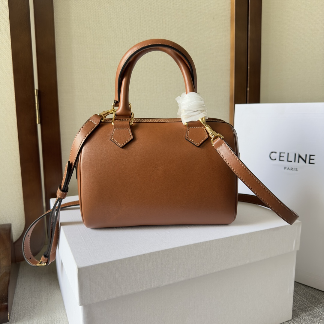 Celine Small Boston Cuir Triomphe aus glattem, hellbraunem Kalbsleder - EUR FASHION
