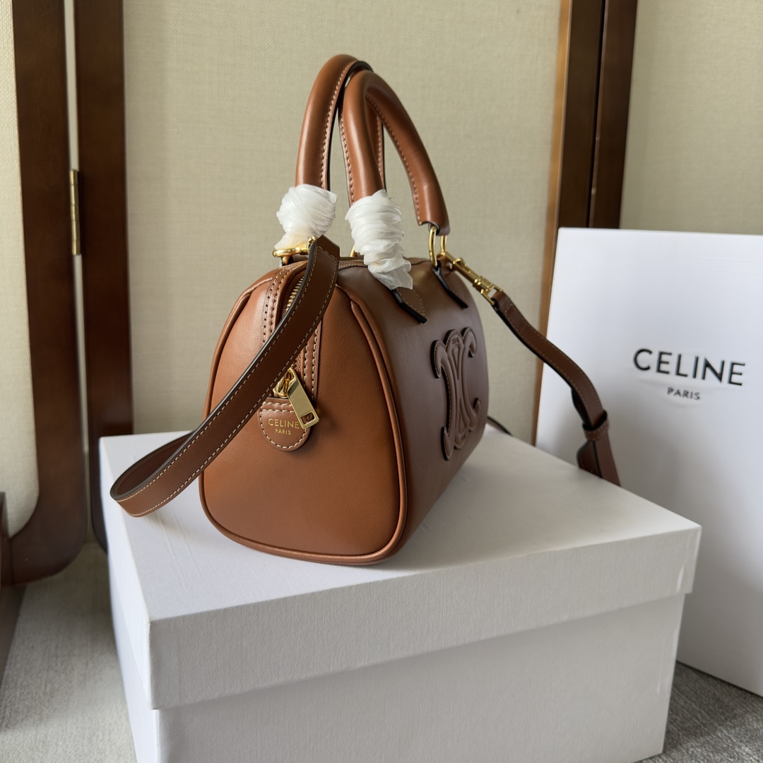 Celine Small Boston Cuir Triomphe aus glattem, hellbraunem Kalbsleder - EUR FASHION