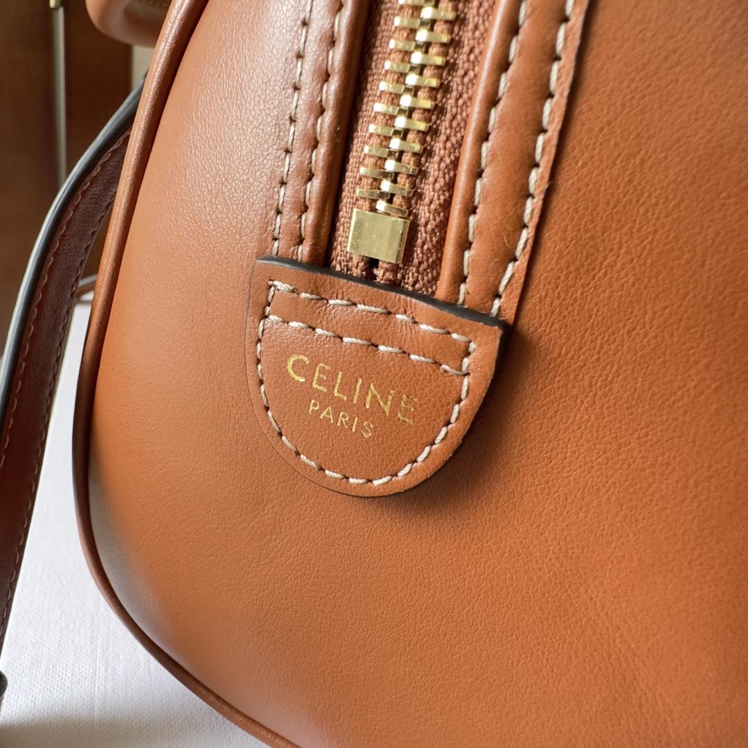 Celine Small Boston Cuir Triomphe aus glattem, hellbraunem Kalbsleder - EUR FASHION