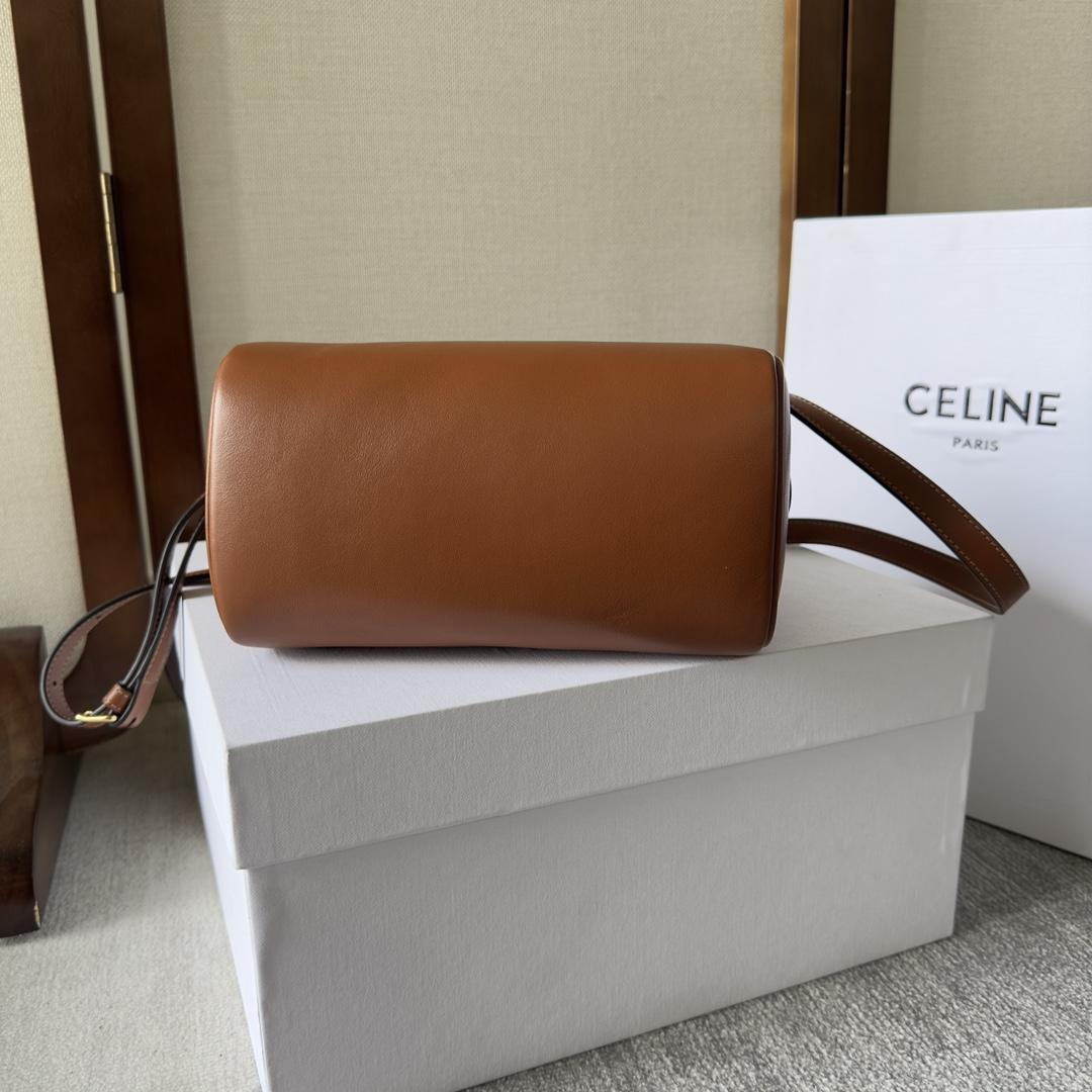 Celine Small Boston Cuir Triomphe aus glattem, hellbraunem Kalbsleder - EUR FASHION
