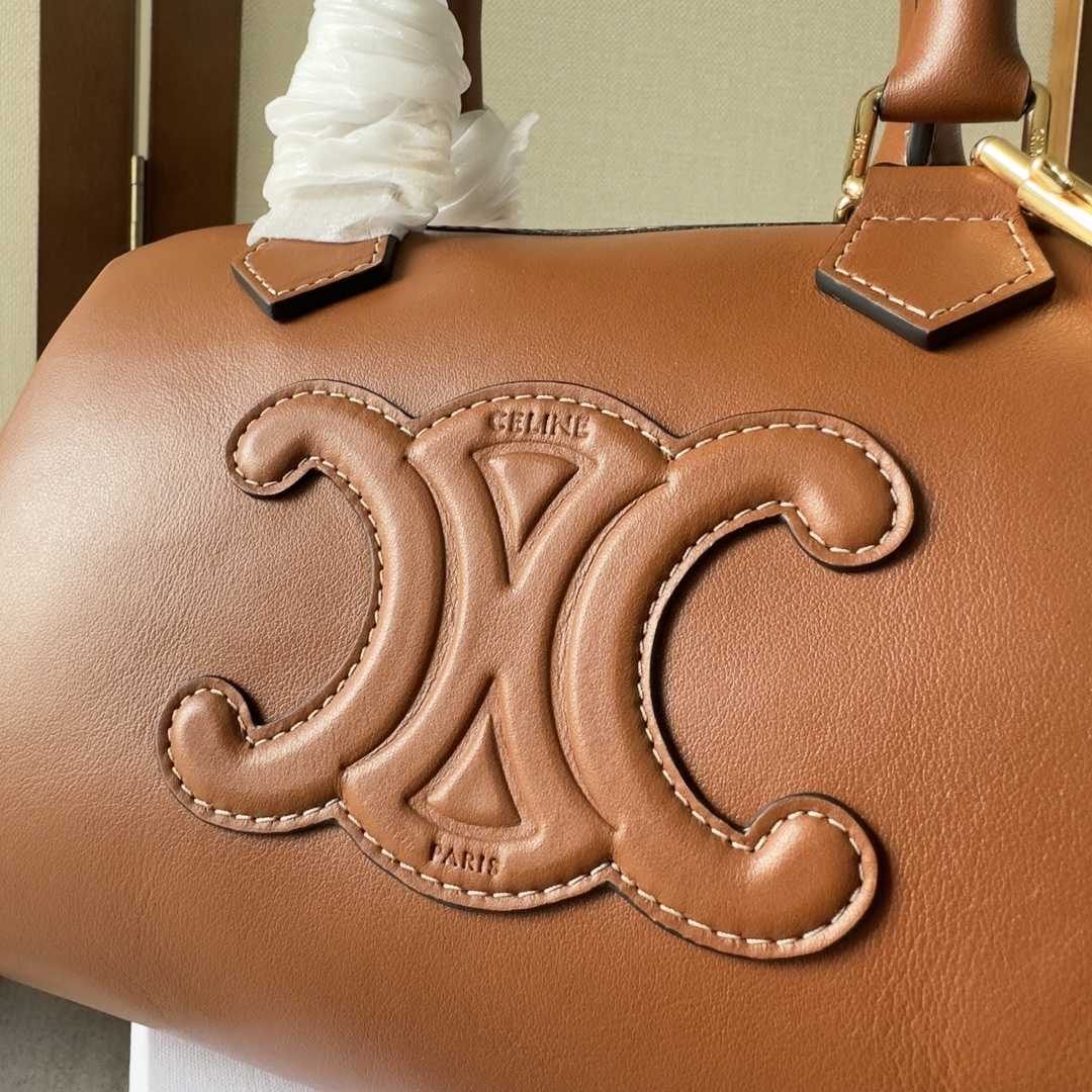 Celine Small Boston Cuir Triomphe aus glattem, hellbraunem Kalbsleder - EUR FASHION