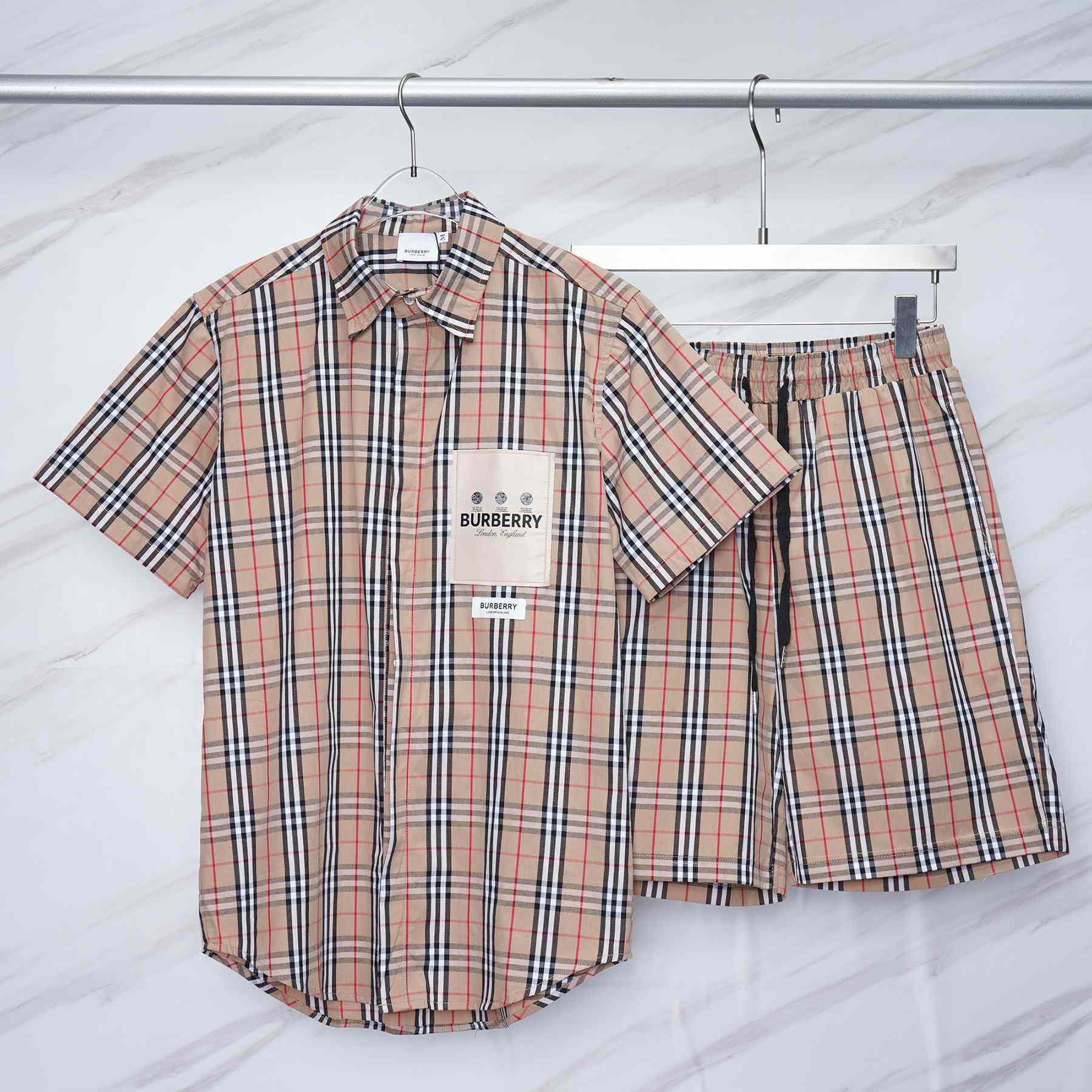 Kurzärmliges Burberry-Hemd und Shorts aus kariertem Baumwollpopeline - EUR FASHION