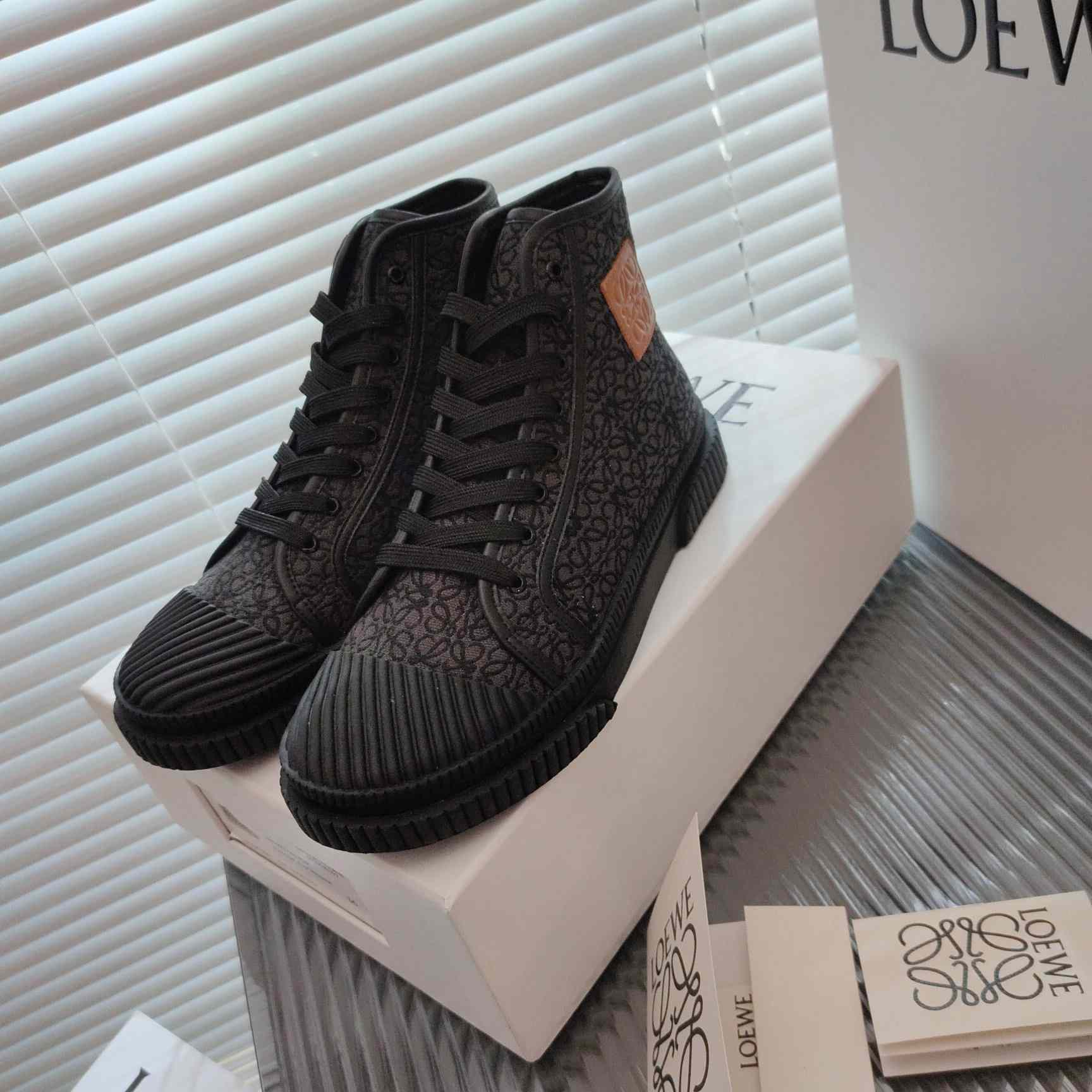 Loewe Anagram High-Top-Sneaker aus Canvas - EUR FASHION