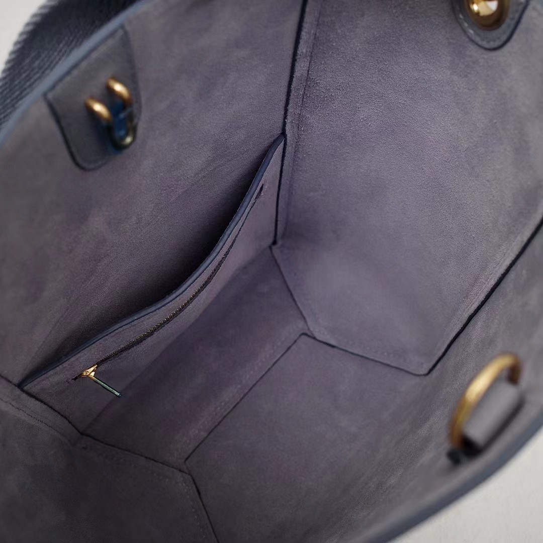 Kleine Beuteltasche „Celine Sangle“ aus weichem, genarbtem Kalbsleder - EUR FASHION