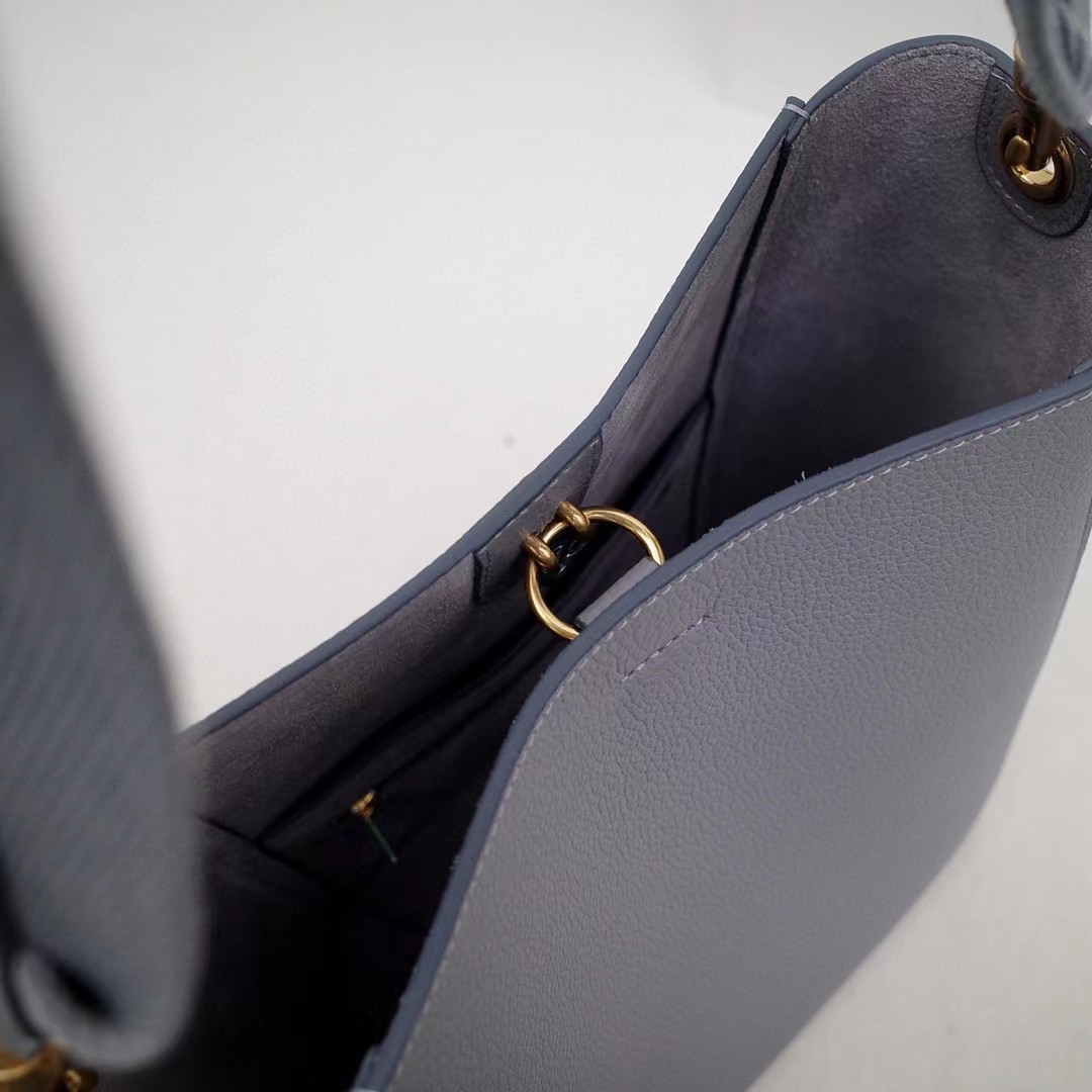 Kleine Beuteltasche „Celine Sangle“ aus weichem, genarbtem Kalbsleder - EUR FASHION