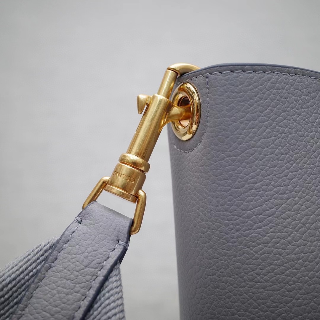 Kleine Beuteltasche „Celine Sangle“ aus weichem, genarbtem Kalbsleder - EUR FASHION