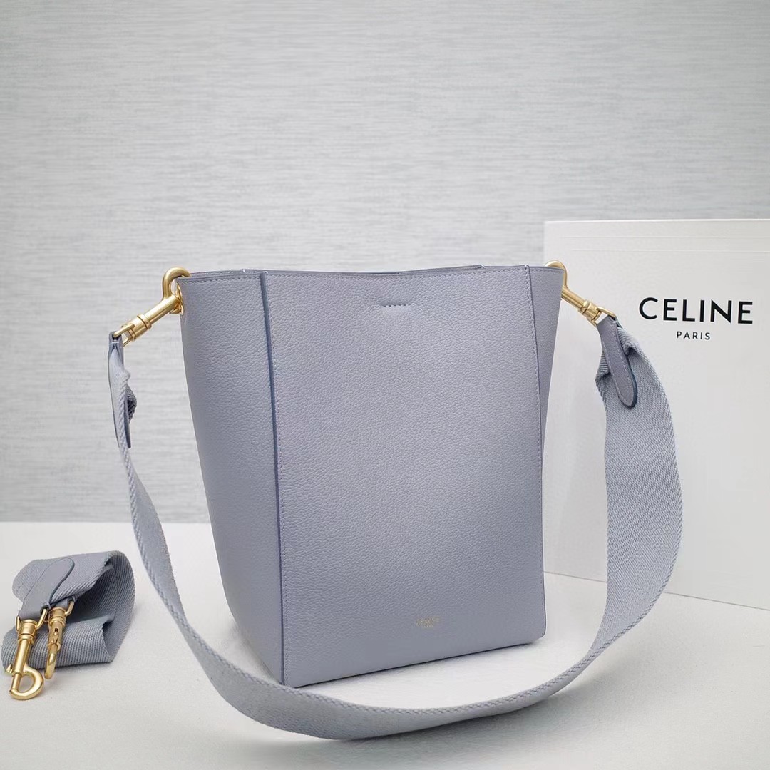 Kleine Beuteltasche „Celine Sangle“ aus weichem, genarbtem Kalbsleder - EUR FASHION