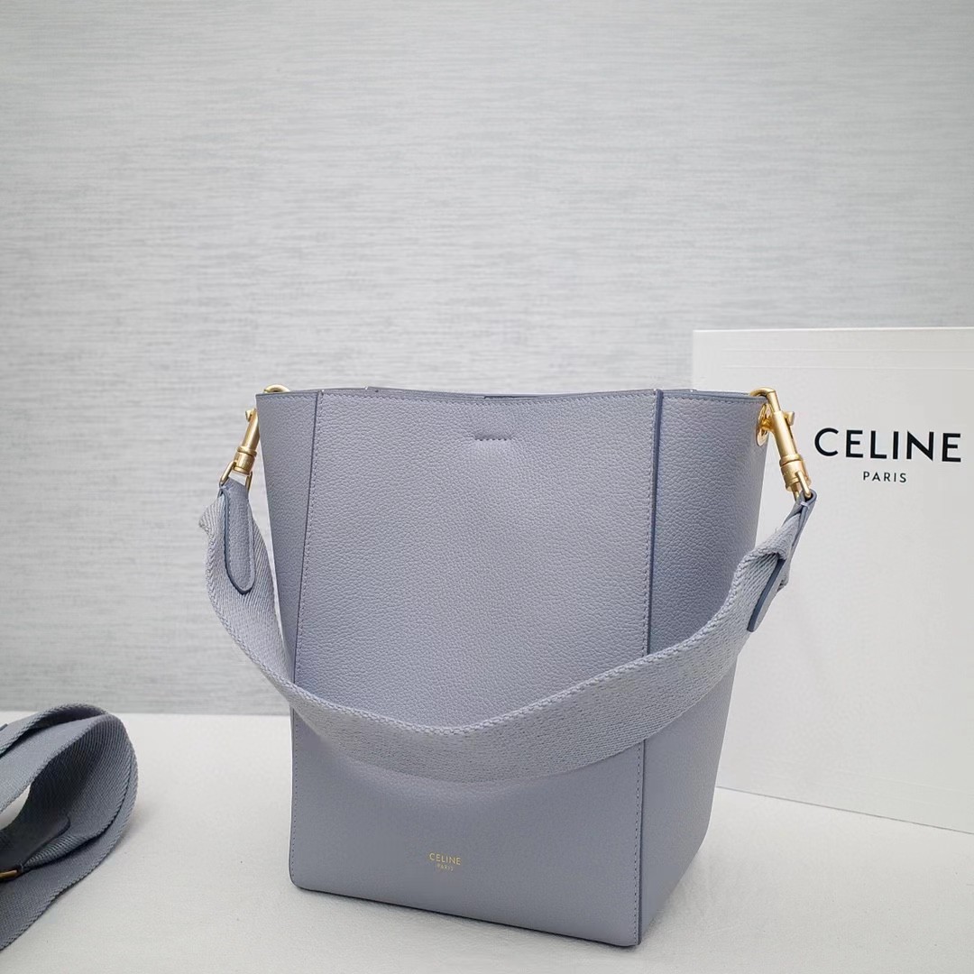 Kleine Beuteltasche „Celine Sangle“ aus weichem, genarbtem Kalbsleder - EUR FASHION