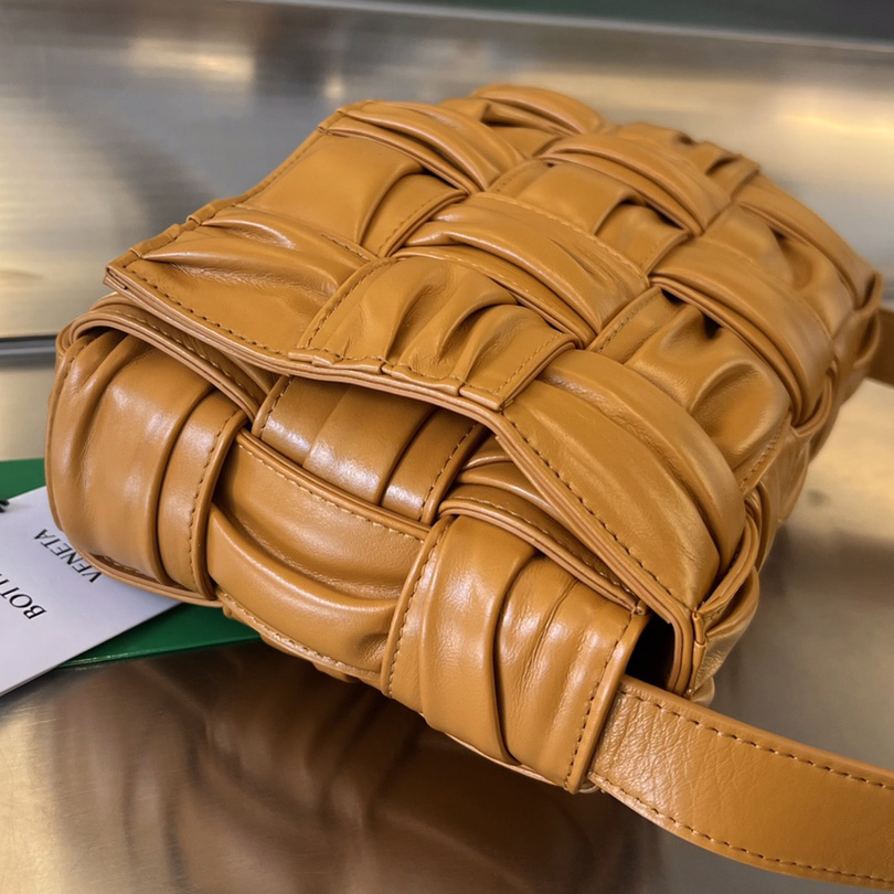 Bottega Veneta „Cassette Foulard“ Umhängetasche aus Intreccio-Leder - EUR FASHION