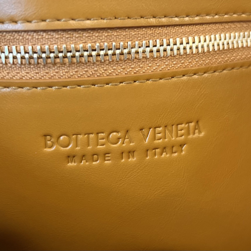 Bottega Veneta „Cassette Foulard“ Umhängetasche aus Intreccio-Leder - EUR FASHION