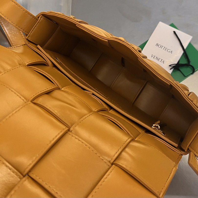 Bottega Veneta „Cassette Foulard“ Umhängetasche aus Intreccio-Leder - EUR FASHION
