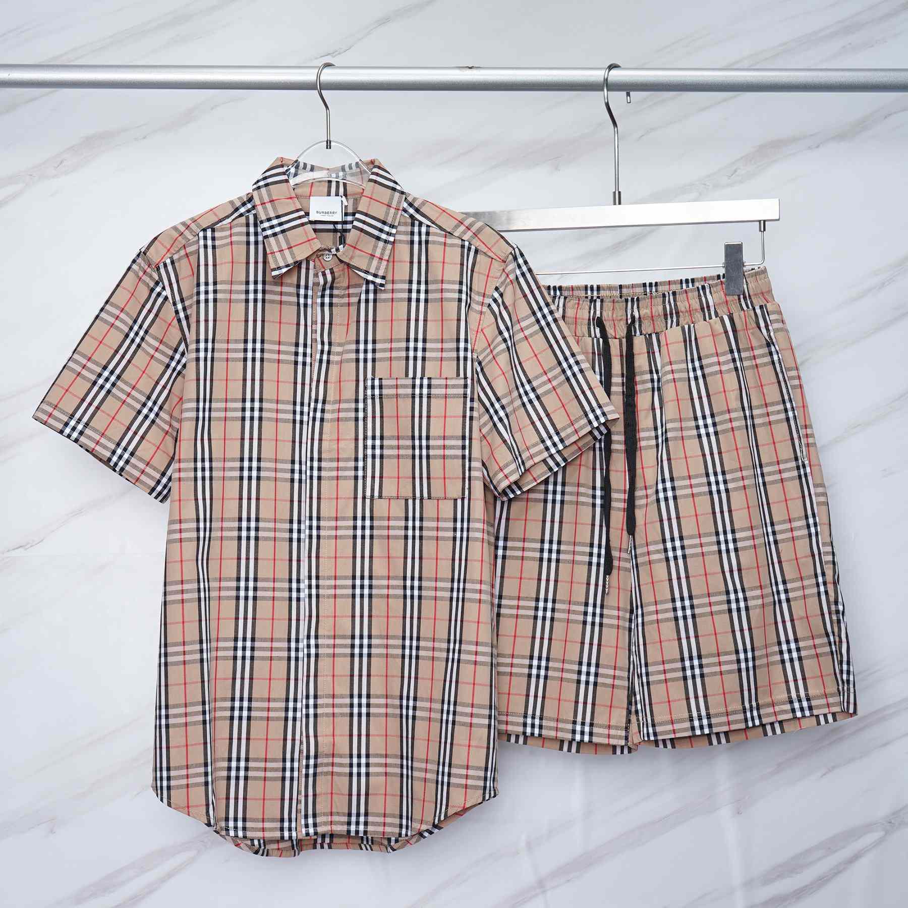 Kurzärmliges Burberry-Hemd und Shorts aus kariertem Baumwollpopeline - EUR FASHION