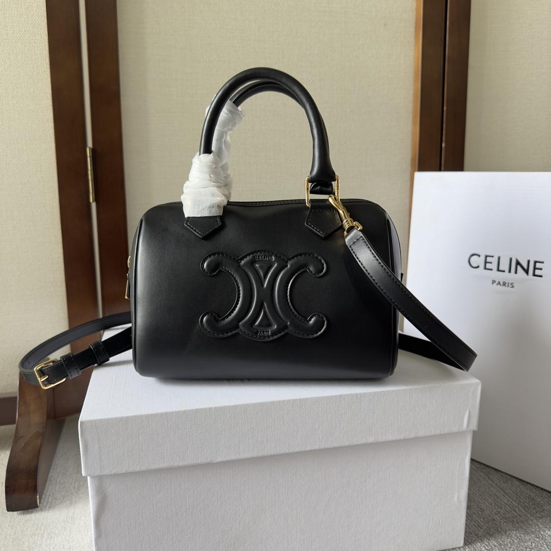 Celine Small Boston Cuir Triomphe aus glattem Kalbsleder in Schwarz - EUR FASHION