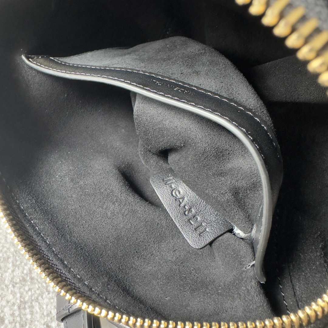 Celine Small Boston Cuir Triomphe aus glattem Kalbsleder in Schwarz - EUR FASHION