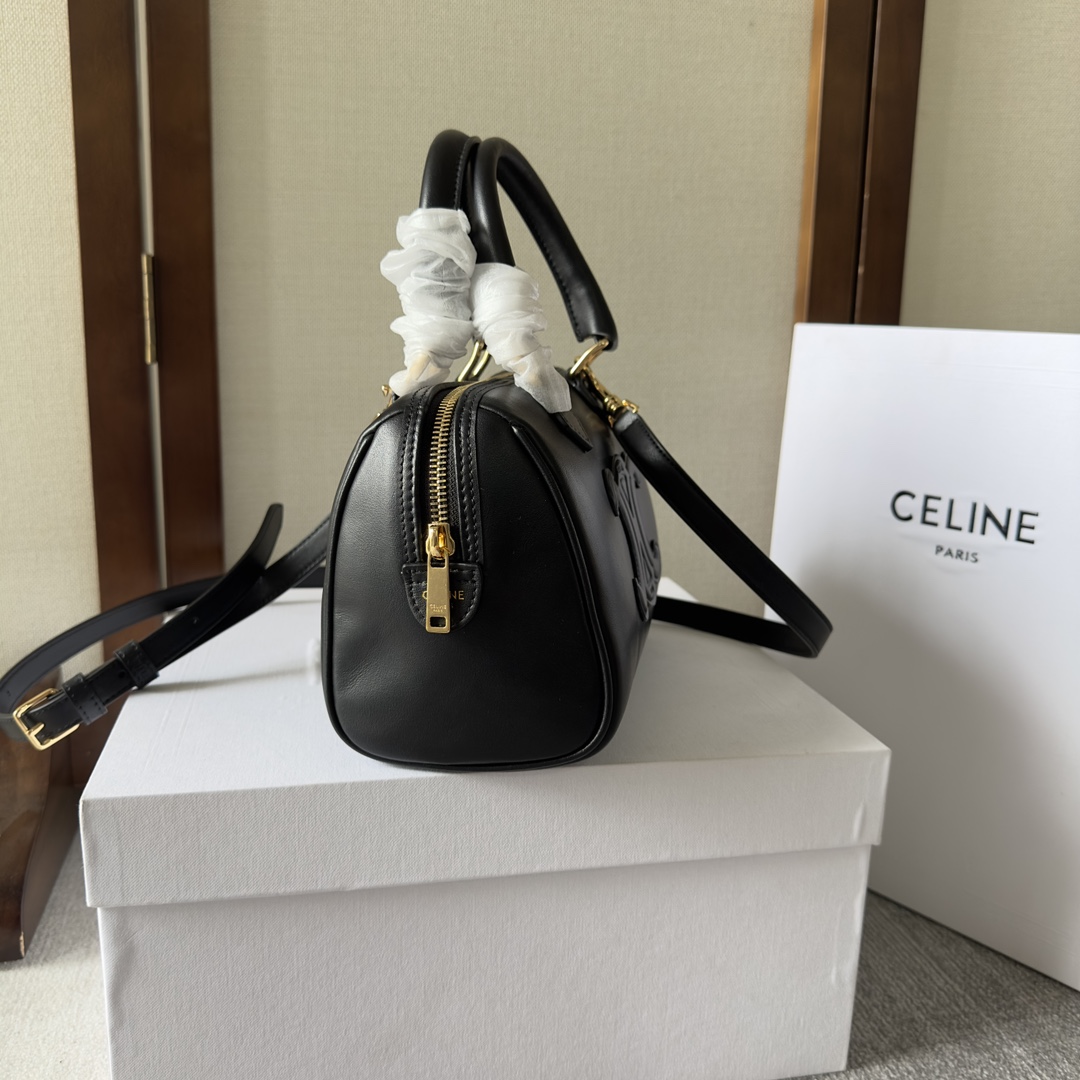 Celine Small Boston Cuir Triomphe aus glattem Kalbsleder in Schwarz - EUR FASHION